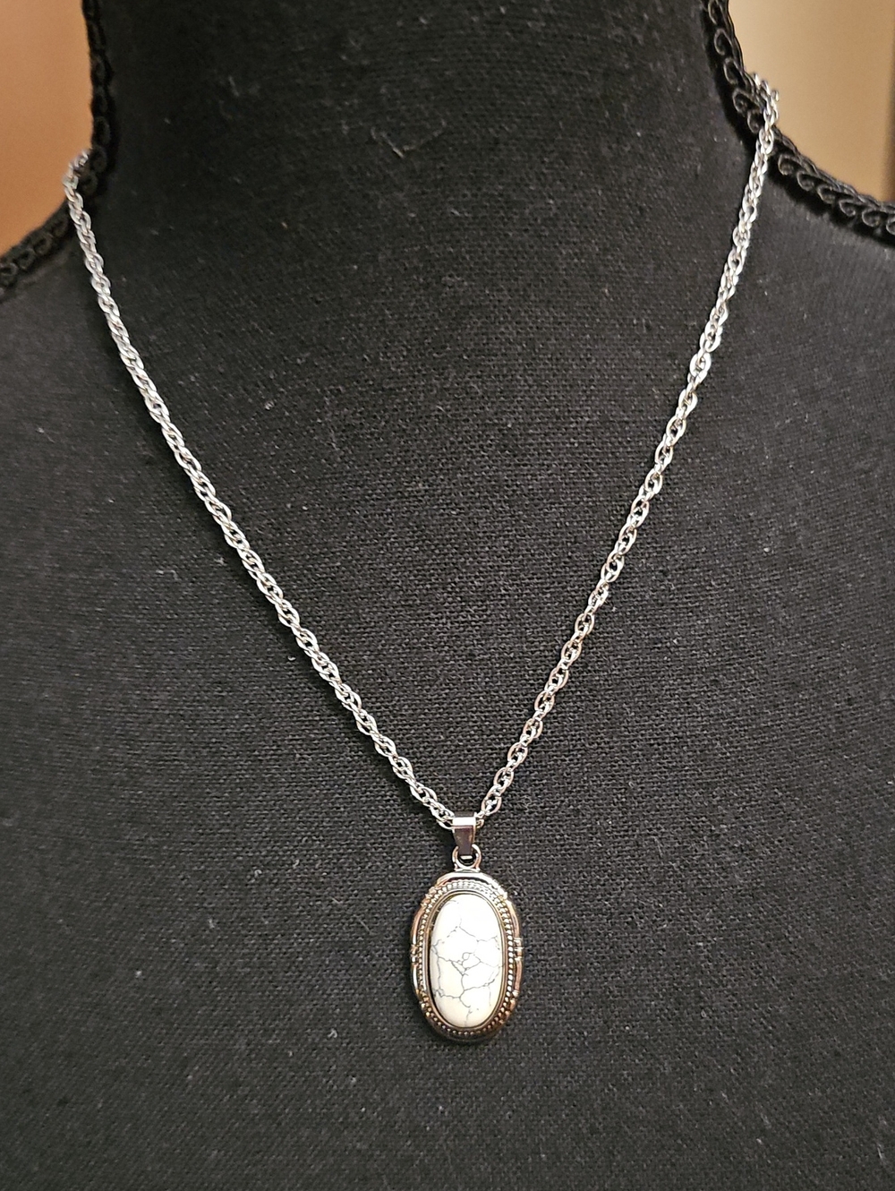 Red Velvet Bijoux White Agate Pendant Necklace 🌸 NEW